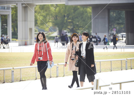 観光　女性　広島平和記念公園 28513103