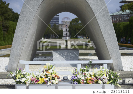 広島平和記念公園　原爆死没者慰霊碑 28513111