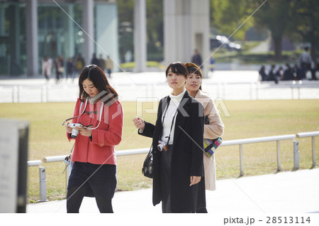 観光　女性　広島平和記念公園 28513114
