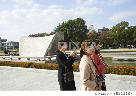 広島平和記念公園 原爆死没者慰霊碑 観光 女性 広島平和記念公園 原爆死没者慰霊碑 観光 女性 28513137