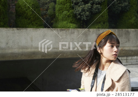 広島平和記念公園　観光を楽しむ女性 28513177