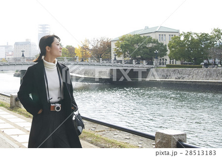 広島平和記念公園 観光を楽しむ女性 広島平和記念公園 観光を楽しむ女性 28513183
