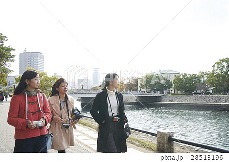 観光　女性　広島平和記念公園 28513196