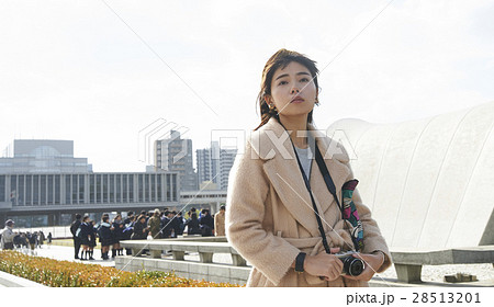 広島平和記念公園 原爆死没者慰霊碑 観光 女性 広島平和記念公園 原爆死没者慰霊碑 観光 女性 28513201