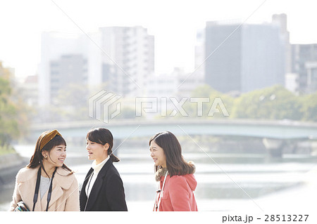 観光　女性　広島平和記念公園 28513227