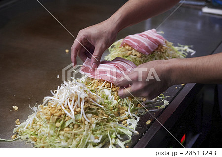 広島名物　お好み焼きを焼く男性 28513243