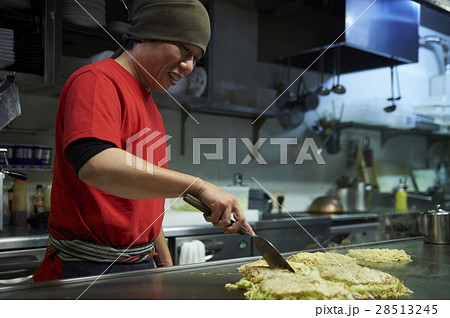 広島名物 お好み焼きを焼く男性 広島名物 お好み焼きを焼く男性 28513245