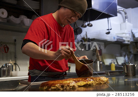 広島名物 お好み焼きを焼く男性 広島名物 お好み焼きを焼く男性 28513256