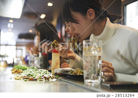 広島 女子旅 お好み焼きの写真素材