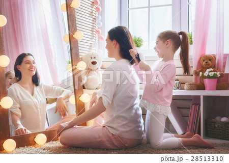 girl is combing her mother's hair 28513310