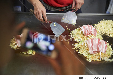 広島名物　お好み焼きを焼く男性 28513311