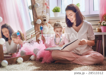 mother and daughter reading a book 28513312