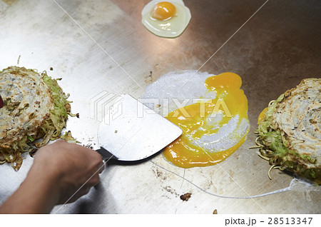 広島名物 お好み焼きを焼く男性 広島名物 お好み焼きを焼く男性 28513347