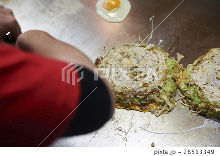 広島名物　お好み焼きを焼く男性 28513349