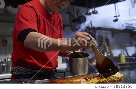 広島名物　お好み焼きを焼く男性 28513350