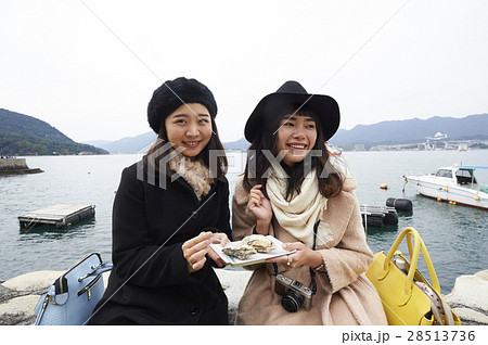 宮島　旅行　焼き牡蠣を食べる女性 28513736