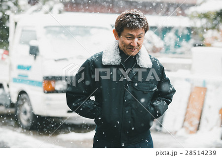 middle-aged and older person middle-aged and older person 28514239
