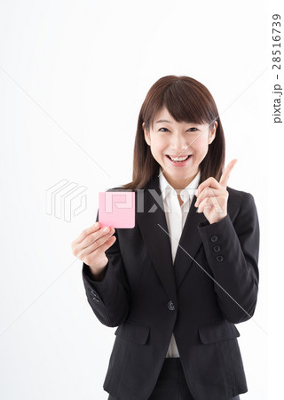 付箋を持つ女性 28516739