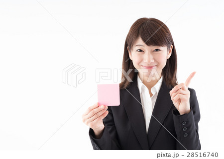 付箋を持つ女性 28516740