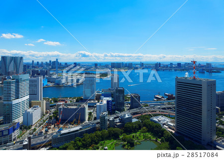 湾岸のビル群と青空 28517084