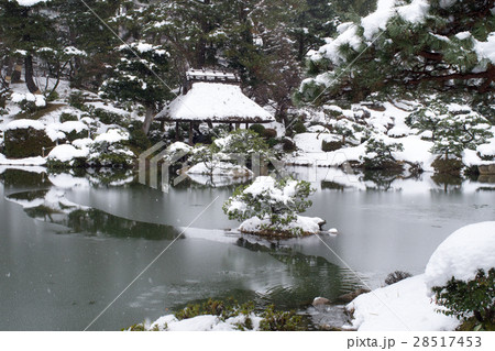 雪化粧をした広島の縮景園 28517453