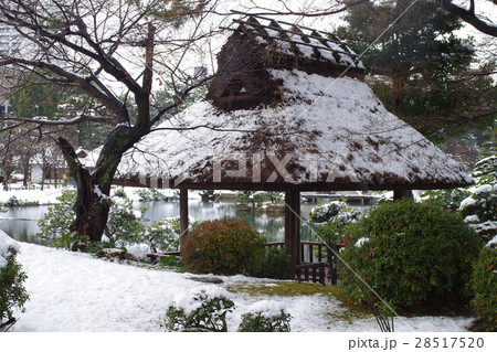 雪化粧をした広島縮景園の東屋 28517520