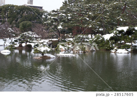雪化粧をした広島の縮景園 28517605