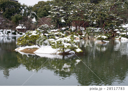 雪化粧をした広島の縮景園 28517783