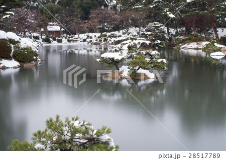 雪化粧をした広島の縮景園 28517789
