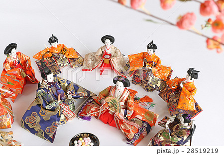 ひな人形多数　半円　白バック　桃の花 28519219