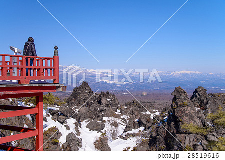 【群馬県】冬の鬼押出し園、浅間山観音堂からの眺め 28519616