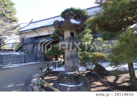 信州 国宝 松本城 水野忠直奉献灯籠 全景横 将軍家綱の供養に寛永寺に寄進された石灯篭 信州 国宝 松本城 水野忠直奉献灯籠 全景横 将軍家綱の供養に寛永寺に寄進された石灯篭 28519650