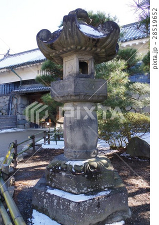 信州　国宝　松本城　水野忠直奉献灯籠　縦　将軍家綱の供養に寛永寺に寄進された石灯篭 28519652