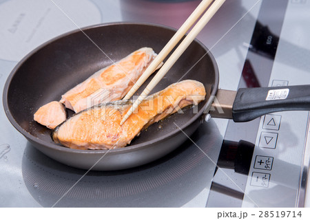 鮭を焼く 28519714