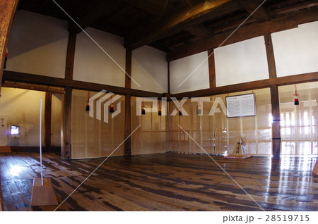 信州　国宝　松本城の内部　御座所　広角横　有事に藩主が指揮を執る所 28519715