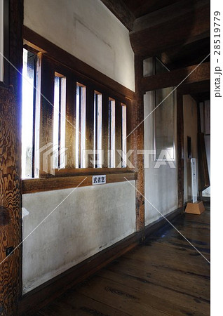 信州　国宝　松本城の内部　武者窓／竪格子窓（たてごうしまど）　縦俯瞰 28519779