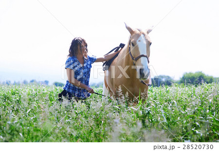 Woman training her horse 28520730