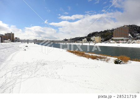 雪の日の太田川放水路（広島市） 28521719