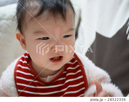 嫌がる赤ちゃん 28522356