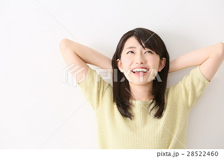 頭の後ろで手を組む女性 頭の後ろで手を組む女性 28522460