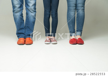 barefoot legs of mother, father and little chil barefoot legs of mother, father and little chil 28522553