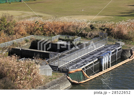 荒川-新荒川大橋：日本初の環境用水導水管の取水口（埼玉高速鉄道） 28522652