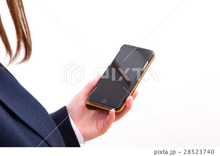 女性　スマホ　スマートフォン　スマフォ　スマホを操作する女性　スマホカバー 28523740