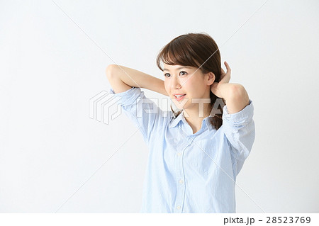 髪をまとめる女性 28523769