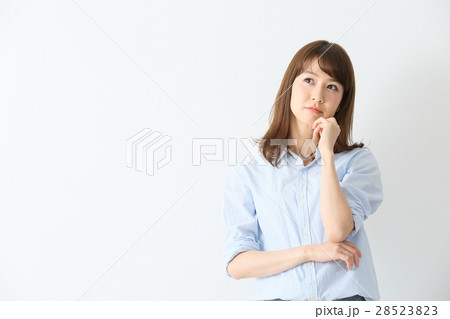 悩む　女性　 28523823
