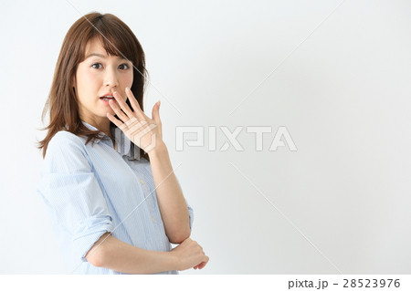 ビックリする女性 ビックリする女性 28523976