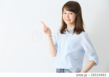 指差し　おすすめ　女性　ポートレート　 28524063