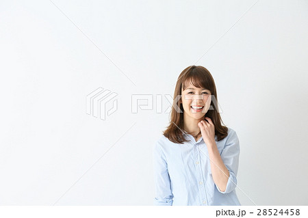 笑顔　女性　ポートレート　 28524458