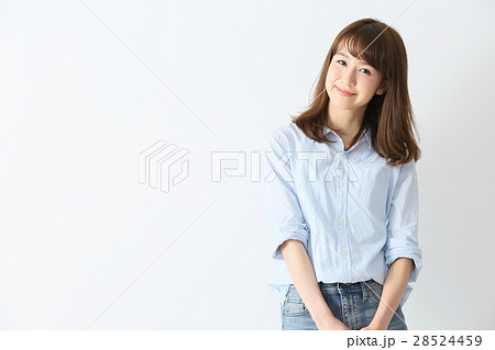 笑顔　女性　ポートレート　 28524459