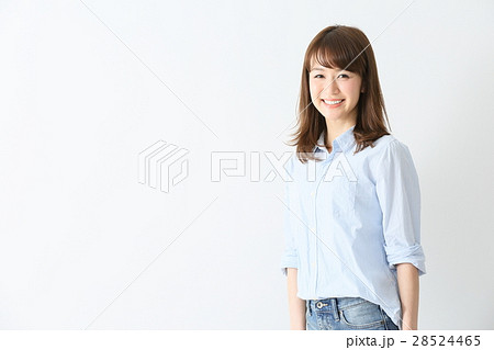 笑顔 女性 ポートレート 笑顔 女性 ポートレート 28524465